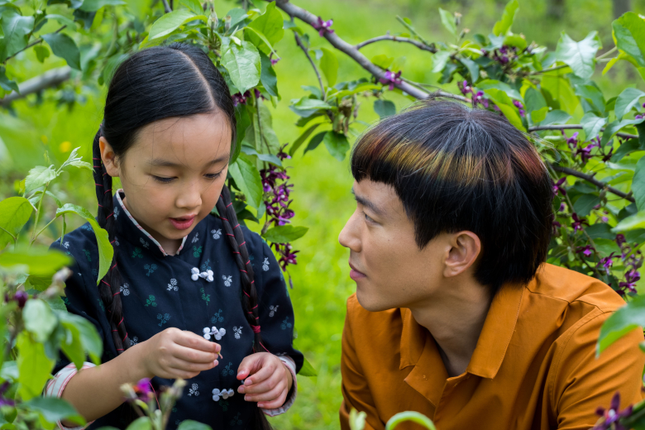 Malea Emma Tjandrawidjaja und Justin H. Min in After Yang